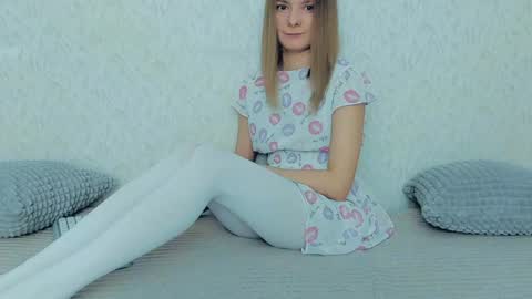 Snapshot of your_caramelka chatting on January 17, 9:28 am Lily online show from January 17, 9:28 am