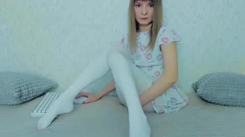 Snapshot of your_caramelka chatting on February 23, 10:28 am Lily online show from February 23, 10:28 am