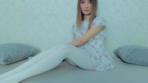 Snapshot of your_caramelka chatting on March 4, 4:49 am Lily online show from March 4, 4:49 am