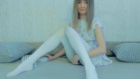 Snapshot of your_caramelka chatting on March 8, 3:50 am Lily online show from March 8, 3:50 am
