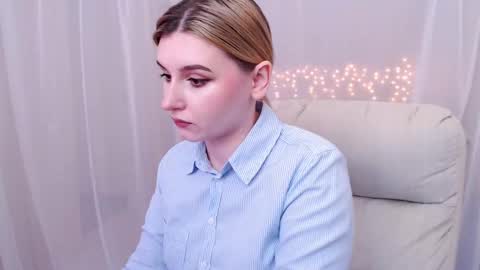 Snapshot of your_freya chatting on March 2, 10:35 am Freya online show from March 2, 10:35 am