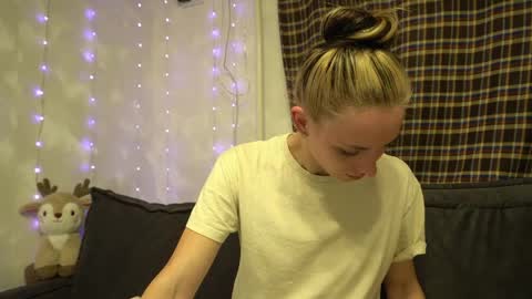 Snapshot of your_little_flexible_girl chatting on April 5, 8:17 pm Meri online show from April 5, 8:17 pm