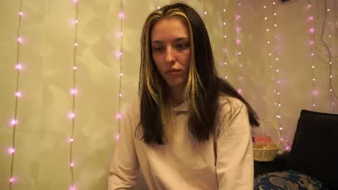 Snapshot of your_little_flexible_girl chatting on April 7, 8:31 pm Meri online show from April 7, 8:31 pm