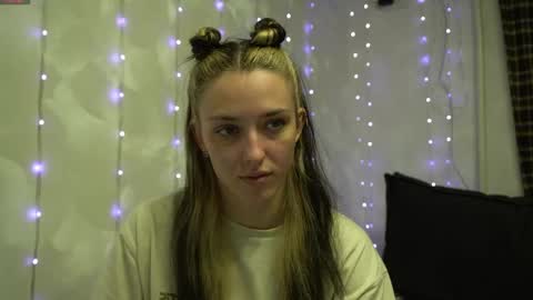 Snapshot of your_little_flexible_girl chatting on April 21, 8:12 pm Meri online show from April 21, 8:12 pm
