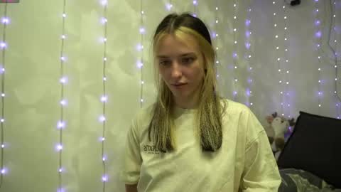 Snapshot of your_little_flexible_girl chatting on April 23, 7:27 pm Meri online show from April 23, 7:27 pm