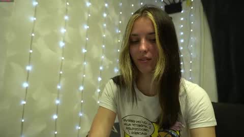 Snapshot of your_little_flexible_girl chatting on May 5, 8:06 pm Meri online show from May 5, 8:06 pm