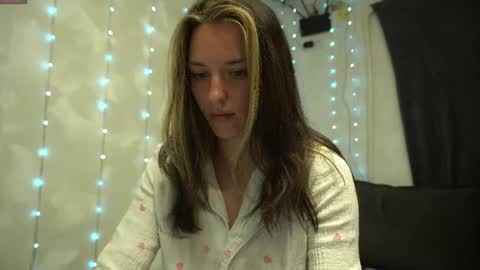 Snapshot of your_little_flexible_girl chatting on May 17, 8:05 pm Meri online show from May 17, 8:05 pm