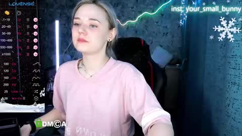 Snapshot of your_small_bunny chatting on January 11, 2:05 am Molly online show from January 11, 2:05 am