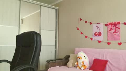 Snapshot of your_tender_doll chatting on June 1, 11:45 am Alice online show from June 1, 11:45 am