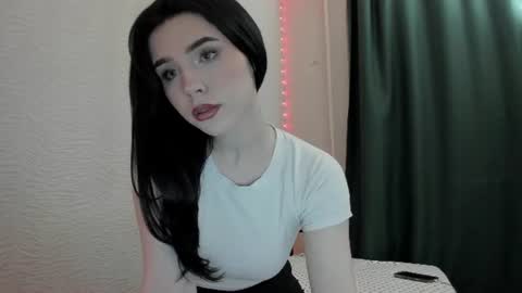 Snapshot of your_tender_doll chatting on June 18, 8:57 pm Alice online show from June 18, 8:57 pm