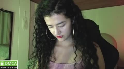 yourdreamgirl2025 online show from June 18, 12:33 am