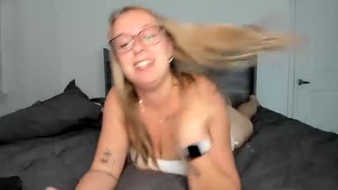 Snapshot of yourfunamanda chatting on October 2, 3:02 am Amanda Ivy online show from October 2, 3:02 am