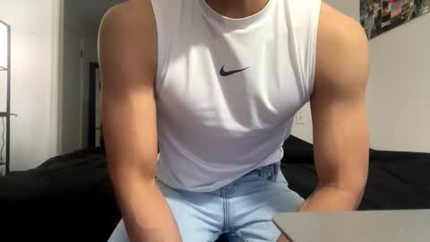 Snapshot of yourguuy21 chatting on November 21, 2:21 am yourguuy21 online show from November 21, 2:21 am