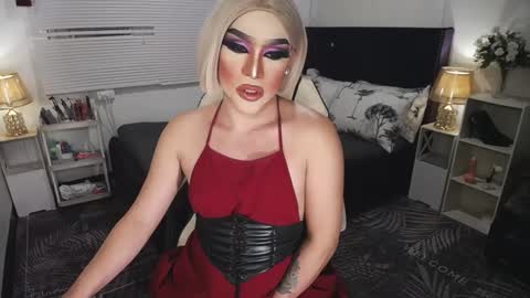 Snapshot of yourlivingonurdream chatting on January 1, 1:59 pm -- online show from January 1, 1:59 pm