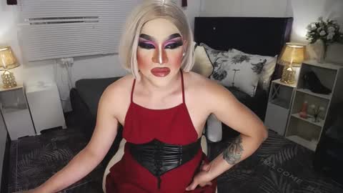 Snapshot of yourlivingonurdream chatting on January 5, 11:48 am -- online show from January 5, 11:48 am