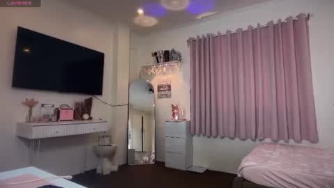 yournaughtyprincessx online show from June 19, 7:45 am