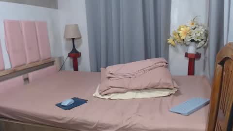 Snapshot of yournewgirldiane chatting on April 9, 1:16 am BigCockTsMistress online show from April 9, 1:16 am