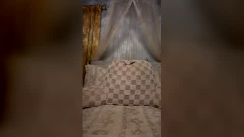 YourQueen18 online show from May 19, 1:00 am