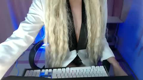 Snapshot of yoursweet_sandra chatting on October 8, 5:21 pm MYSTERIOUS QUEEN online show from October 8, 5:21 pm