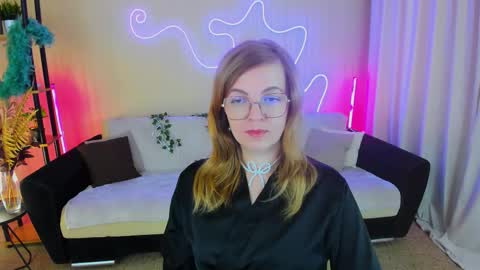 Snapshot of youruniverser chatting on October 10, 11:09 am Alice online show from October 10, 11:09 am