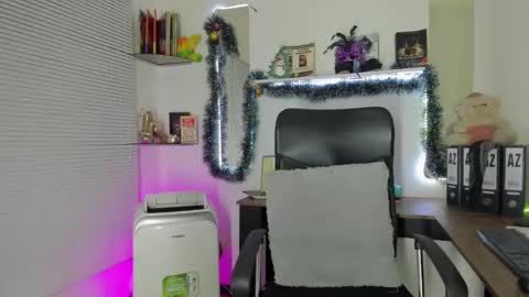 Snapshot of yukiodavis chatting on December 6, 1:40 am Yukio Davis online show from December 6, 1:40 am