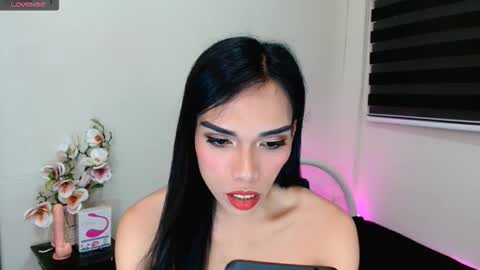 yumieholly online show from October 12, 3:44 pm