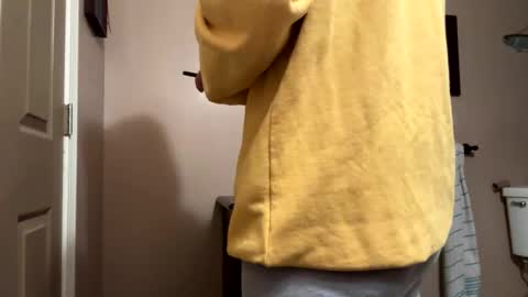 Snapshot of yungstallion10 chatting on October 31, 1:28 am Fire 0range kush online show from October 31, 1:28 am