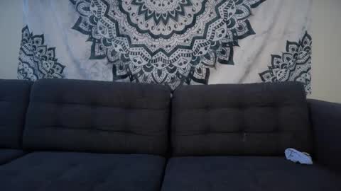 yurdreams_22 online show from March 13, 2:34 pm