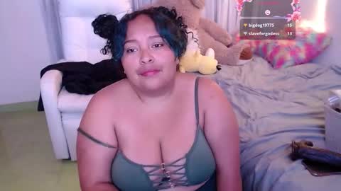 Snapshot of yvonn_jlove chatting on November 28, 1:41 am yvonn online show from November 28, 1:41 am