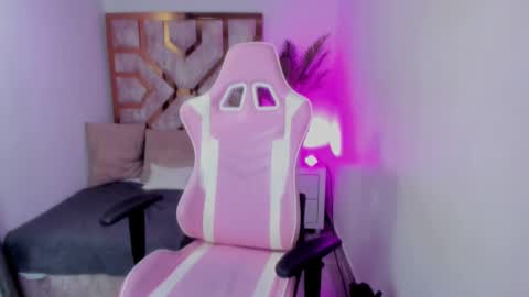 Snapshot of zamira_taylor chatting on February 22, 10:42 pm zamira_taylor online show from February 22, 10:42 pm