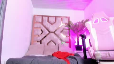 Snapshot of zamira_taylor chatting on February 25, 1:52 am zamira_taylor online show from February 25, 1:52 am