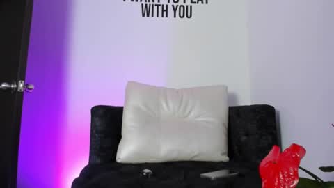 Snapshot of zamira_taylor chatting on February 27, 1:59 am zamira_taylor online show from February 27, 1:59 am