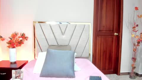 Snapshot of zamira_taylor chatting on April 13, 8:47 pm zamira_taylor online show from April 13, 8:47 pm