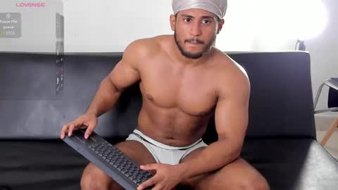 Snapshot of zane_lux chatting on April 18, 3:27 pm Zane Lux online show from April 18, 3:27 pm