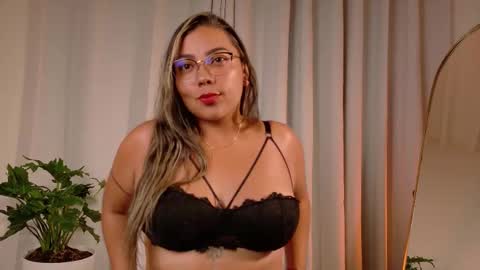 Snapshot of zara_nova chatting on December 21, 4:52 am Zara Nova online show from December 21, 4:52 am