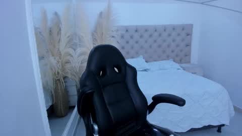 Snapshot of zarinawynne chatting on December 14, 7:40 pm Zarina Waynne online show from December 14, 7:40 pm