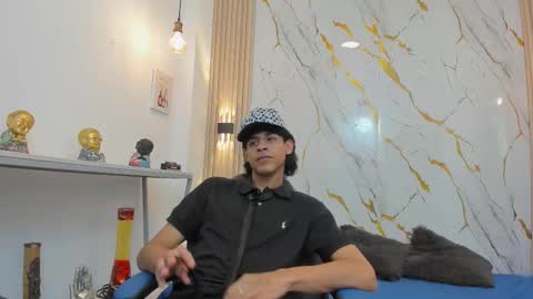 Snapshot of zayn_fox32 chatting on March 20, 7:19 pm Zayn online show from March 20, 7:19 pm