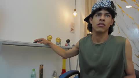 Snapshot of zayn_fox32 chatting on March 22, 7:17 pm Zayn online show from March 22, 7:17 pm