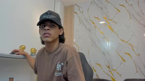 Snapshot of zayn_fox32 chatting on March 23, 7:18 pm Zayn online show from March 23, 7:18 pm