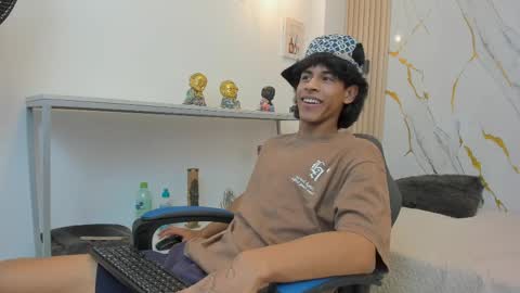 Snapshot of zayn_fox32 chatting on March 26, 7:30 pm Zayn online show from March 26, 7:30 pm