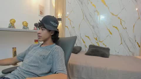 Snapshot of zayn_fox32 chatting on March 31, 7:47 pm Zayn online show from March 31, 7:47 pm