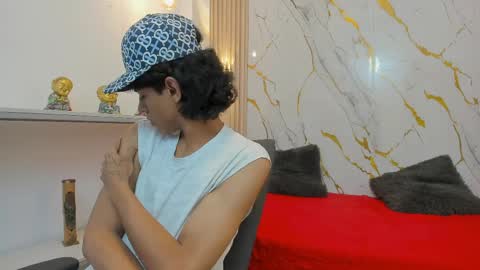 Snapshot of zayn_fox32 chatting on April 1, 7:33 pm Zayn online show from April 1, 7:33 pm