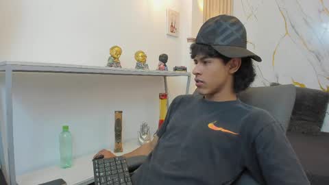 Snapshot of zayn_fox32 chatting on April 2, 7:22 pm Zayn online show from April 2, 7:22 pm