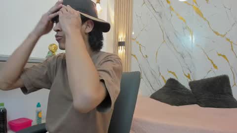 Snapshot of zayn_fox32 chatting on April 4, 7:22 pm Zayn online show from April 4, 7:22 pm