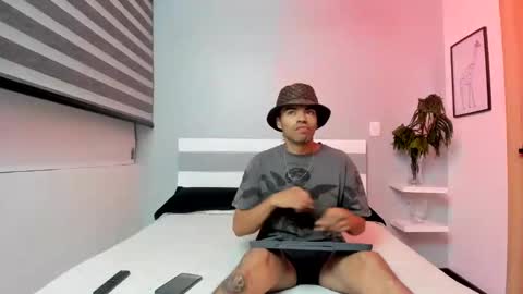 Snapshot of zaynshadow_ chatting on October 15, 2:44 am zaynshadow_ online show from October 15, 2:44 am