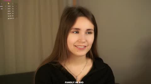 Snapshot of zeldaes chatting on October 27, 1:09 am Emilia online show from October 27, 1:09 am