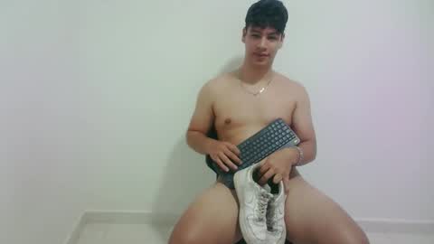 zeus_183 online show from February 12, 7:14 am