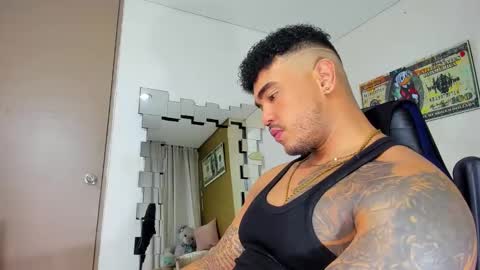 Snapshot of zeus_strong93 chatting on January 19, 12:28 am zeus strong online show from January 19, 12:28 am