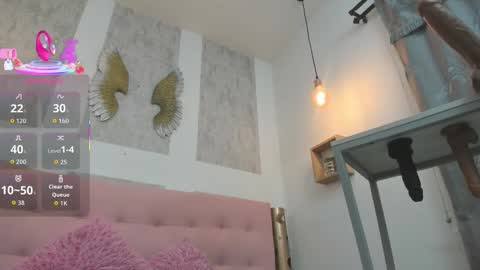 ZHAMIRA  ANDRES online show from September 24, 10:35 pm