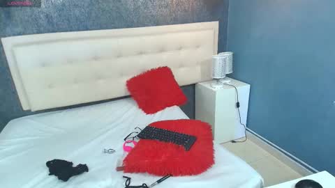 ZHAMIRA  ANDRES online show from November 9, 5:22 pm